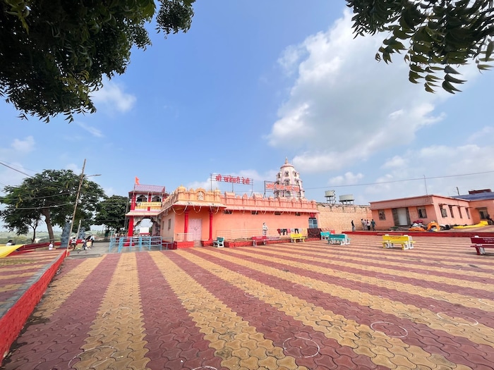  प्रत्येक जिल्ह्याची ऐतिहासिक आणि धार्मिक दृष्ट्या खास अशी ओळख असते. तसेच  विविध वास्तू लोकांच्या आकर्षणाचे आणि श्रद्धेचे केंद्र आहेत.