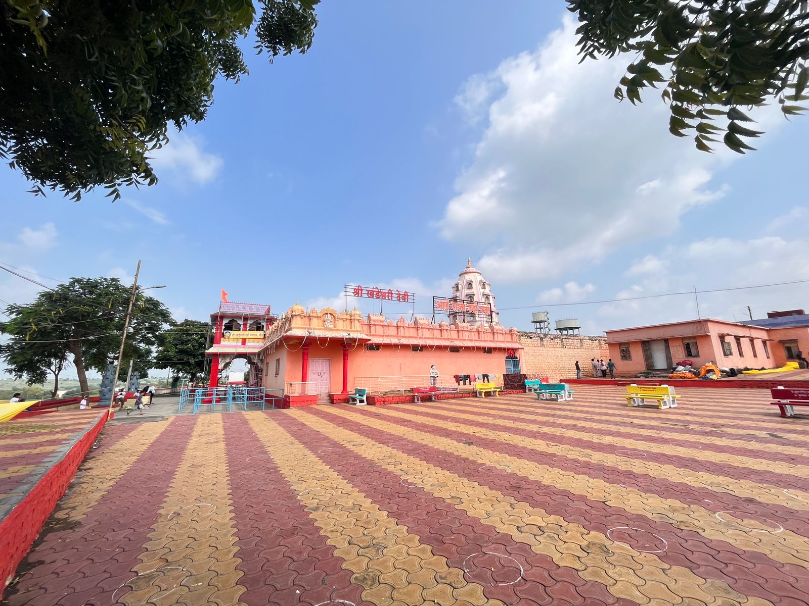  प्रत्येक जिल्ह्याची ऐतिहासिक आणि धार्मिक दृष्ट्या खास अशी ओळख असते. तसेच <a href="https://lokmat.news18.com/maharashtra/beed/">बीड जिल्यातील</a> विविध वास्तू लोकांच्या आकर्षणाचे आणि श्रद्धेचे केंद्र आहेत.