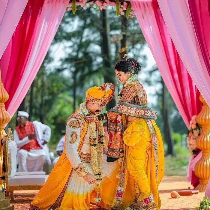 अभिजीत आणि सेजलच्या लग्नाची सोशल मीडियावर चांगलीच चर्चा रंगलेली पाहायला मिळाली.