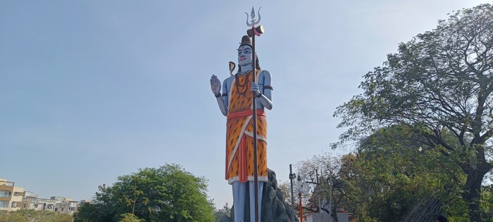 नागपुरातील नंदनवन भागात असलेली ही ५१ फुटी मूर्ती नागपुरातीलचं नव्हे तर महाराष्ट्रातील सर्वात उंच उभी शिवमूर्ती आहे.