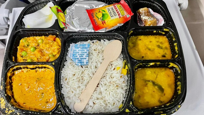 पहिल्या दिवशी प्रवासात पनीर मसाला, मटर मसाला, दोन चपाती ,एक स्वीट, लोणचं दाल तडका, जीरा राईस आणि बडीशोप असे जेवण देण्यात आले होते.