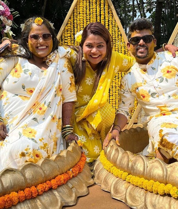 महाराष्ट्राची हास्यजत्रेची टीम या दोघांच्या लग्नाचा आनंद लुटत आहे. 