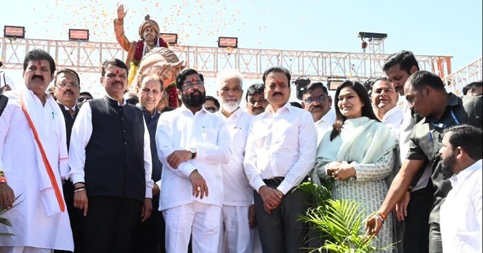 यावेळी वाशिमचे पालकमंत्री संजय राठोड, बंदरे व खनिकर्म मंत्री दादाजी भुसे, ग्रामविकास मंत्री गिरीश महाजन, खासदार भावना गवळी, आमदार राजेंद्र पाटणी, आमदार ॲड. निलय नाईक, बंजारा समाजाचे धर्मगुरु महंत बाबूसिंग महाराज, महंत कबीरदास महाराज, शेखर महाराज आदी उपस्थित होते.