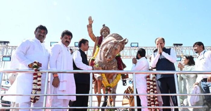 वाशिम जिल्ह्यातील मनोरा तालुक्यातील श्रीक्षेत्र पोहरादेवी येथे संत श्री सेवालाल महाराज यांच्या 21 फुटी पंचधातूचा अश्वारूढ पुतळ्याचे अनावरण करण्यात आले. 