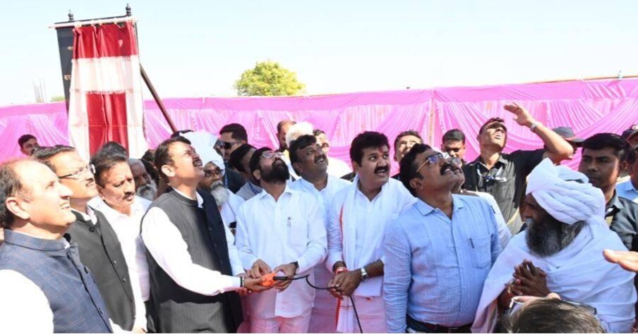 21 फुटी पंचधातूचा अश्वारूढ पुतळ्यासोबत 135 फुट उंच धवल सेवाध्वजाचे अनावरण मुख्यमंत्री एकनाथ शिंदे, उपमुख्यमंत्री देवेंद्र फडणवीस यांच्या हस्ते झाले. 