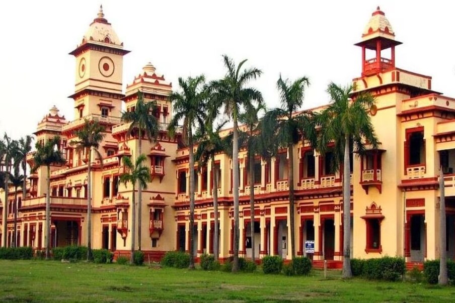बनारस हिंदू विद्यापीठ बनारस हिंदू विद्यापीठाची स्थापना मदन मोहन मालवीय यांनी केली. येथे शिक्षण घेण्यासाठी तरुणांना प्रवेश परीक्षा द्यावी लागते. ज्या विद्यार्थ्यांची नावे यादीत आहेत, त्यांनाच येथे सुरू असलेल्या विविध अभ्यासक्रमांना प्रवेश मिळतो. येथून शिक्षण घेणे हे प्रत्येक विद्यार्थ्याचे स्वप्न असते. गेल्या अनेक वर्षांत येथील अनेक विद्यार्थ्यांनी कोट्यवधींची प्लेसमेंट्स मिळवली आहेत. हे विद्यापीठ यूपीच्या वाराणसी जिल्ह्यात आहे.