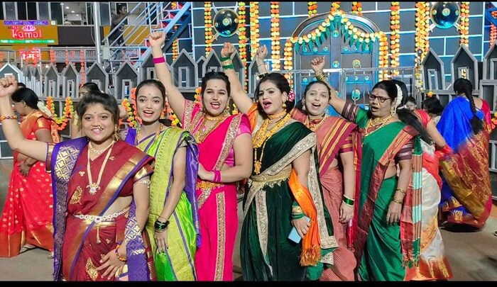 'तुमचं आमचं नातं काय ? जय जिजाऊ … जय शिवराय' या घोषणा देत महिलांनी सोलापूरकरांमध्ये चैतन्य निर्माण केलं.