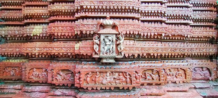 मंदिराच्या संपूर्ण भिंतींवर कोरीव काम करण्यात आले आहे. त्यामध्ये प्रामुख्याने विष्णूची 10 रूपे, महाभारत, रामायण , असे पुराणातील शिल्प कोरले आहेत.