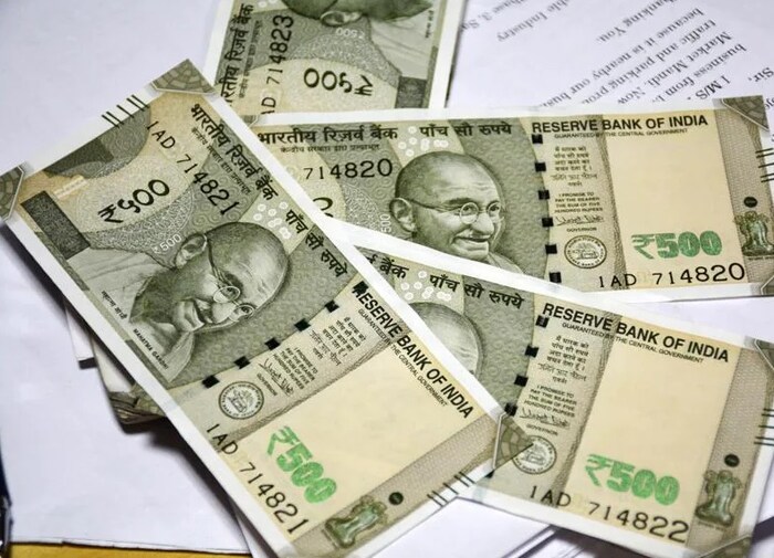 या नोटेमध्ये ज्या ठिकाणी सिक्योरिटी फीचर्स देण्यात आली होती. ती देखील जुन्या नोटेपेक्षा वेगळी होती. आरबीआयने 500 रुपयांच्या असली नोटा ओळखण्यासाठी काही पद्धती सांगितल्या होत्या. नवीन 500 च्या नोटेवरील 17 गोष्टींवरुन तुम्ही तिची पारख करु शकता. या 17 गोष्टी कोणत्या हे आपण 5 पॉइंट्समध्ये जाणून घेऊया...