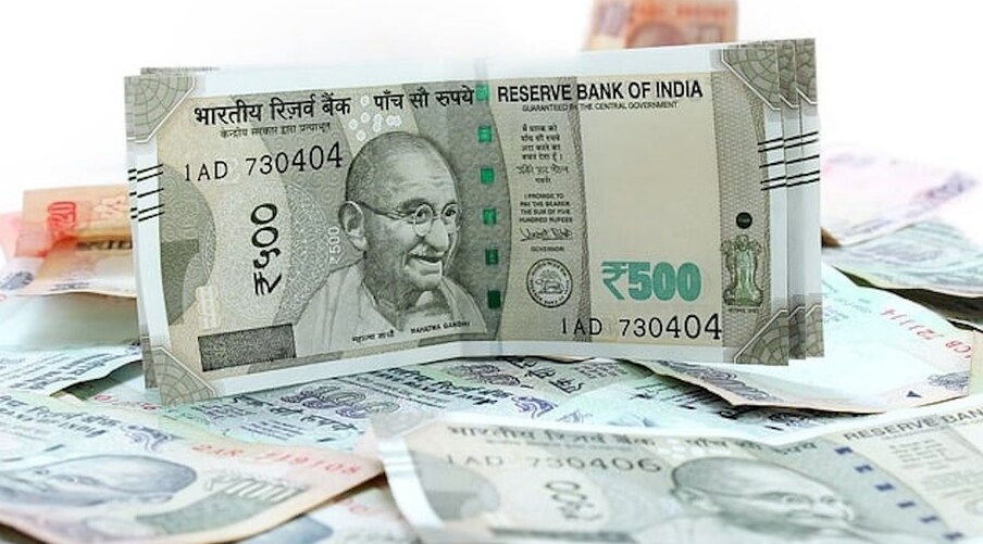 खऱ्या नोटेची पहिली ओळख म्हणजे, 500  हा अंक पारदर्शक पद्धतीने लिहिलेला आहे. यानंतर, खाली एक गुप्त प्रतिमा आहे ज्यामध्ये 500 लिहिले आहे. तिसरे म्हणजे 500 हे देवनागरीतही लिहिले गेले आहे. चौथी ओळख म्हणजे मध्यभागी असलेले महात्मा गांधींचे चित्र.