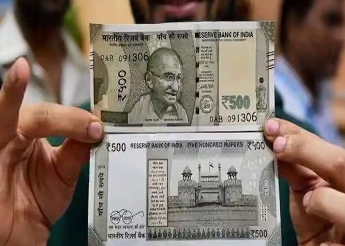  सातवी ओळख म्हणजे गव्हर्नरच्या स्वाक्षरीसह गॅरंटी वाक्य आणि महात्मा गांधींच्या चित्राच्या उजवीकडे आरबीआय चिन्ह. 8वी ओळख म्हणजे रिकाम्या जागेत लपलेला महात्मा गांधींचा फोटो आणि 500 चा लपवलेला वॉटरमार्क. 9वी ओळख म्हणजे चढत्या क्रमाने नोटेच्या सर्वात डावीकडे आणि खालच्या उजव्या बाजूला असलेली संख्या. 10ओळख म्हणजे. डाव्या बाजूने सर्वात खाली रंग बदलणाऱ्या शाईने ₹500 असं लिहिलंय. 