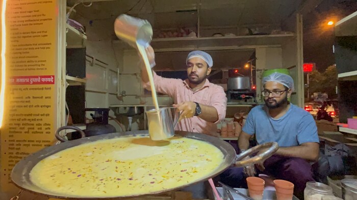 मसाला दूध तयार करण्यासाठी नऊ ते दहा प्रकारचे मसाले वापरण्यात येतात. खजूर आणि केसर हे महत्त्वाचे दोन पदार्थ या मसाला दुधामध्ये आहेत. 