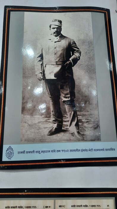 कोल्हापूरचे भाग्यविधाते राजर्षी छत्रपती शाहू महाराज यांनी १९०२ साली इंग्लंडला भेट दिली होती. यावेळचा त्यांचा एक फोटो देखील जतन करण्यात आला आहे.