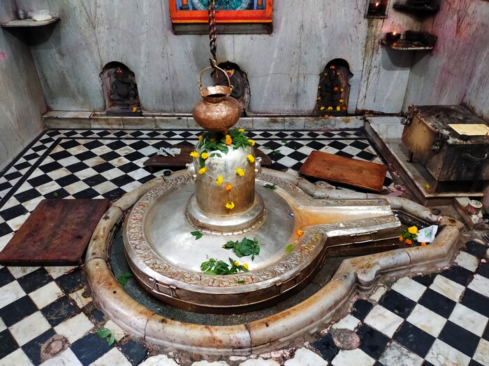 इतवारी बाजारात असलेले जागनाथ बुधवारी हे मंदिर हे अतिशय पुरातन असून नागपूरचे ग्राम दैवत म्हणून ओळखले जाते. या मंदिराच्या परिसरात इतर अनेक मंदिरं आहेत.
