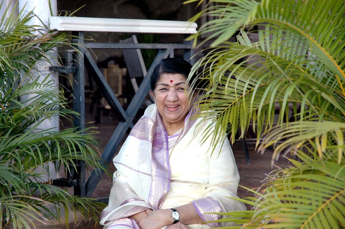  गानसम्राज्ञी लता मंगेशकर यांची आज (6 फेब्रुवारी) रोजी पहिली पुण्यतिथी आहे. फोटोग्राफर किशोर निकम यांनी दीदींचे अविस्मरणीय फोटो काढले आहेत.