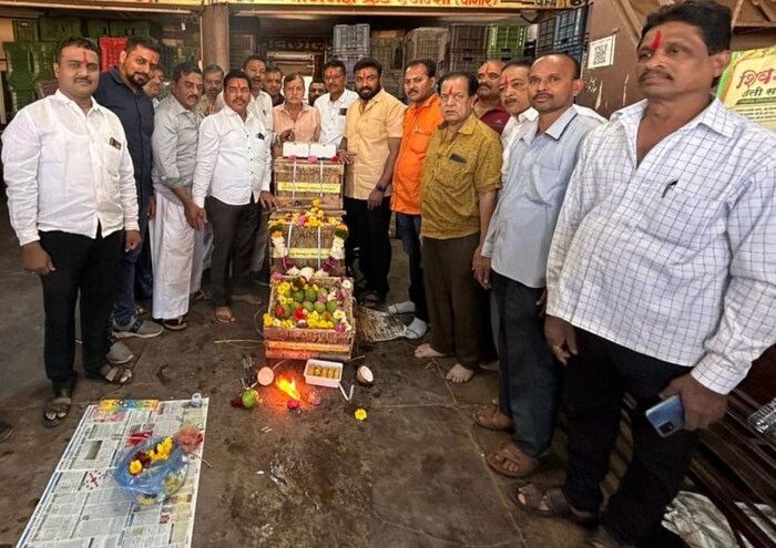 सध्याचे हवामान पाहता यावेळेस हापूस आंबा हा सर्वसामान्य नागरिकांसाठी लवकरात लवकर उपलब्ध होईल आणि त्यांना लवकरात लवकर कमी भावामध्ये हापूस आंबा मार्च महिन्यामध्ये उपलब्ध होऊ शकेल,असं मोरे यांनी सांगितलं.