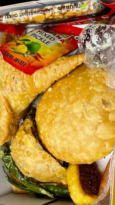 मुंबई-सोलापूर प्रवासाच्या दरम्यान तुम्हाला चॅट बॉक्स सुद्धा मिळणार आहे . यामध्ये बाकरवडी, कचोरी ,समोसा ,गुलाबजाम आणि चिक्की हे पदार्थ असतील.