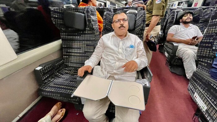 इकोनॉमी कोचमधील आरामदायी व्यवस्था. ही खुर्ची फिरवता देखील येते.