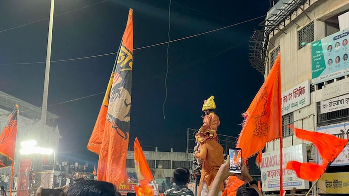 शिवरायांच्या वेशातील एका चिमुकल्या शिवबानं चक्क खांद्यावर बसून तलवार फिरवीत सर्वांचं लक्ष वेधलं.