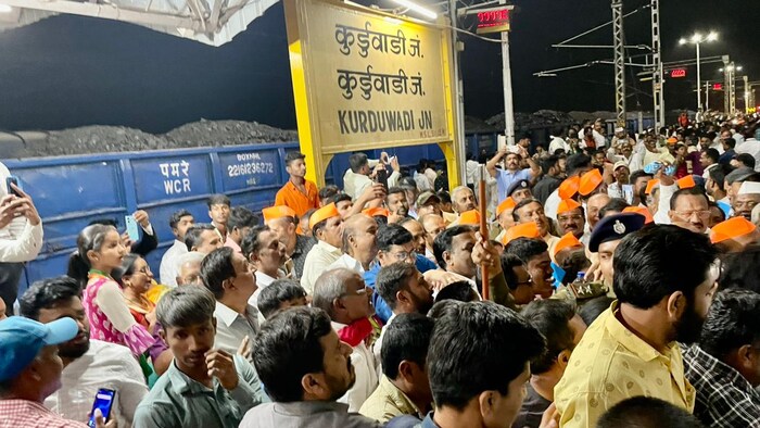  कुर्डूवाडीमध्ये वंदे भारत ट्रेनचे जंगी स्वागत करण्यात आले.