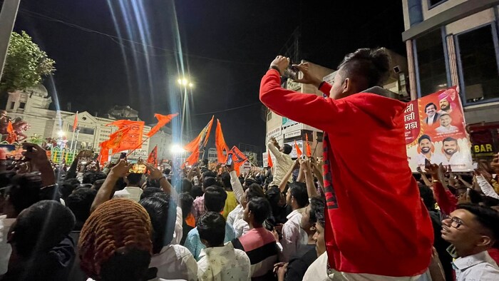 सोलापूरकरांनी या कार्यक्रमाचे फोटो मोबाईलमध्ये टिपले. छत्रपतींचा पाळणा सोहोळ्याचा फोटो काढण्यासाठी एक शिवप्रेमी चक्क खांद्यावर चढला होता.