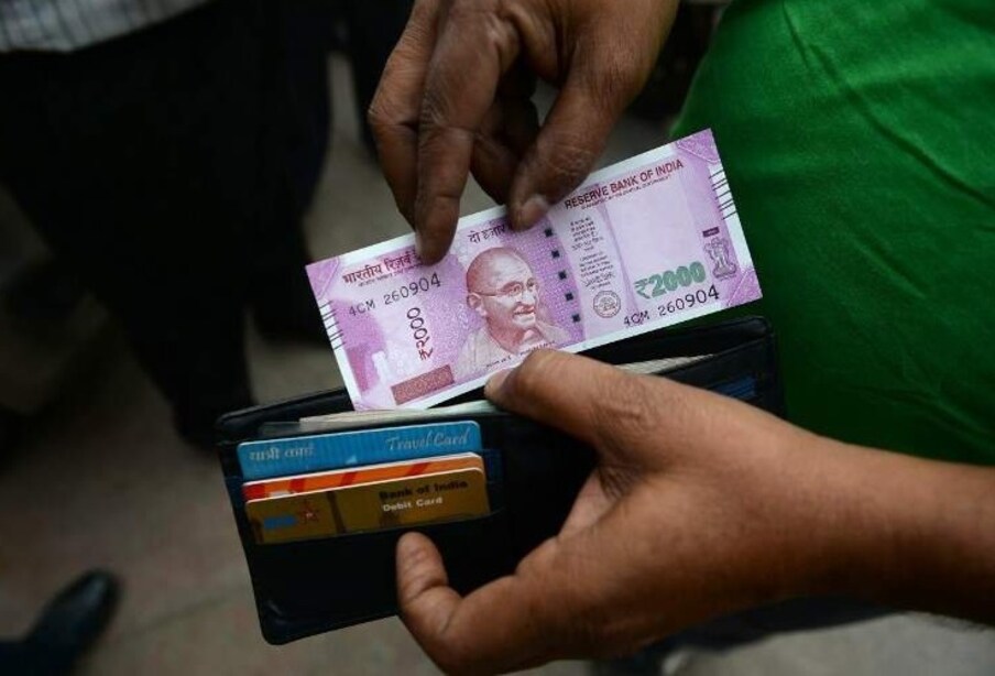 यानंतर एटीएम स्क्रीनवर क्यूआर कोड दिसेल. तुमच्या फोनवर UPI पेमेंट अॅप उघडा आणि QR स्कॅनर कोड चालू करून QR कोड स्कॅन करा.