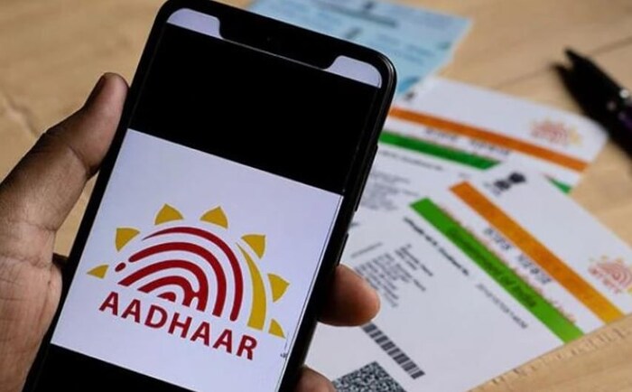  आधार कार्डमधील नाव, पत्ता आणि जन्मतारीख यासारखे सर्व पर्सनल डिटेल अपडेट करण्यासाठी, आधार कार्डवर तुमचा मोबाइल नंबर रजिस्टर्ड करणे आवश्यक आहे. जेणेकरून अपडेट दरम्यान त्याच नंबरवर OTP पाठवता येईल. पुढे पाहूया आधार कार्ड अपडेट करण्याची प्रोसेस... 
