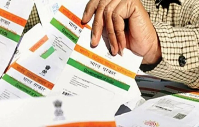  अनेकदा लोकांच्या आधार कार्डमध्ये मोबाईल क्रमांक किंवा पत्त्यासह अनेक चुका होतात. कधी-कधी नावही चुकते. ते कसं बदलावं असा प्रश्न जर तुम्हाला पडत असेल तर तुम्ही याची प्रोसेस अवश्य जाणून घ्यायला हवी. 