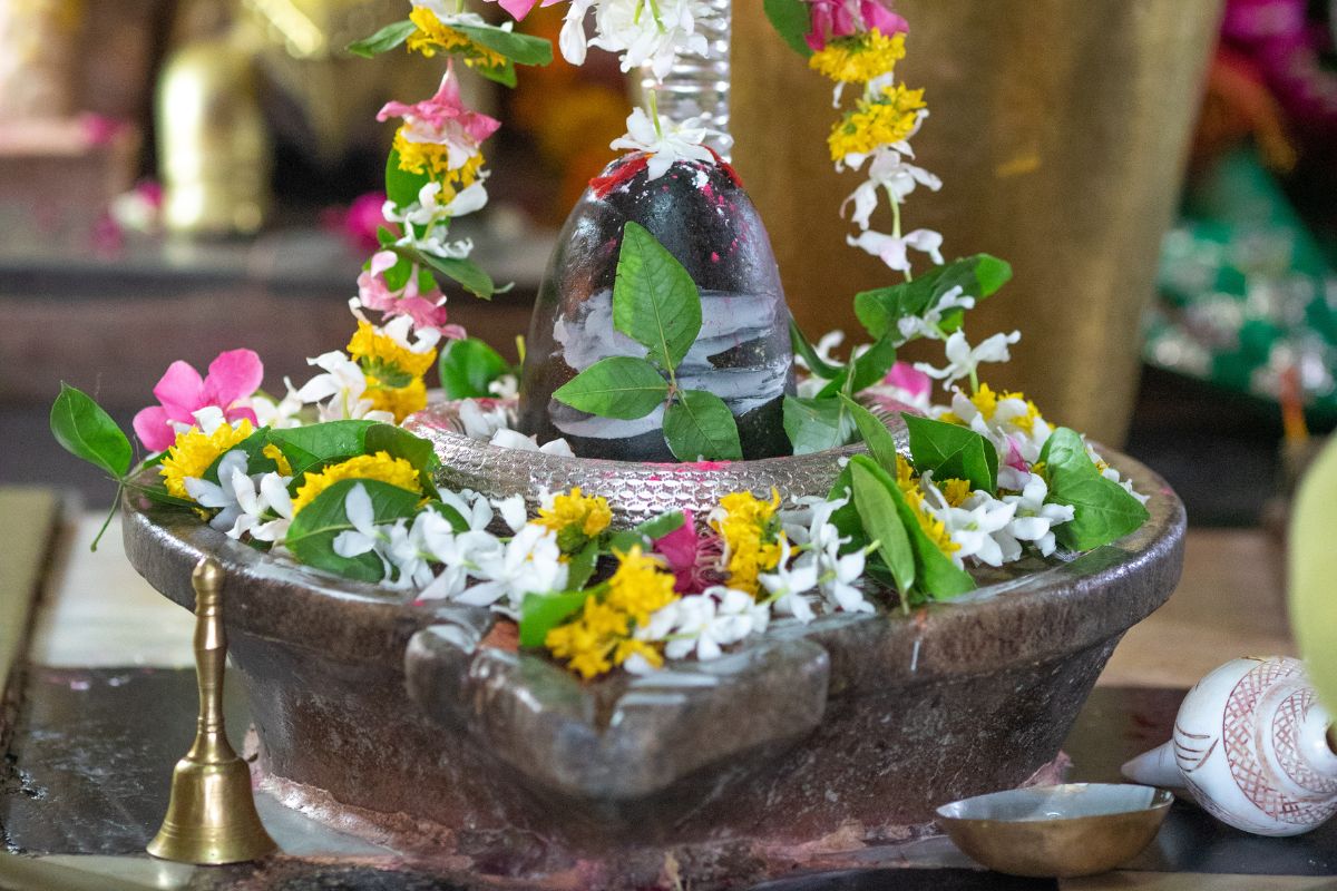 श्रावणात महादेवाला कोणत्या गोष्टी अर्पण कराव्या