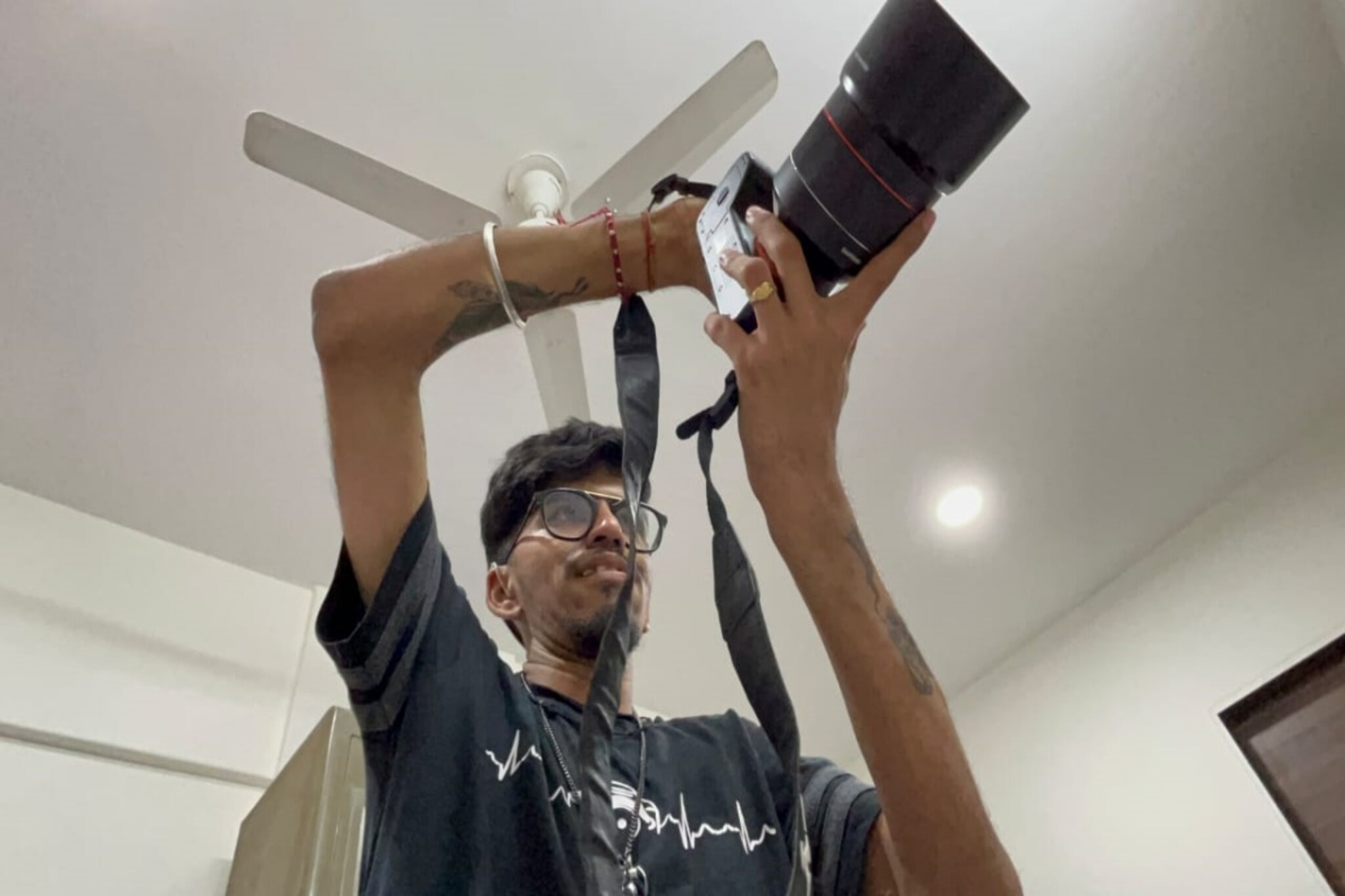 दुर्मीळ आजारानं सतत हात थरथरतात! तरीही अक्षय कसा बनला फोटोग्राफर?