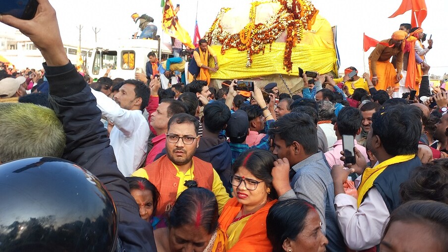 अयोध्येत जेव्हापासून शाळीग्राम शिळा पोहोचल्या आहेत भाविकांनी पूजेसाठी गर्दी केली आहे. लाखो भक्त अयोध्येत पोहोचून प्रभू रामचंद्रांचेच स्वरूप मानत शाळीग्राम शिळेची पूजा करतायत.