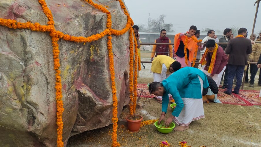 जनकपूरच्या जानकी मंदिराचे महंत आणि नेपाळचे उपपंतप्रधान यांच्या उपस्थितीत ट्रस्टच्या पदाधिकाऱ्यांकडे शाळीग्राम शिळा सोपवण्यात आल्या. मात्र या दगडाच्या धार्मिक मान्यतेवरून आता वाद सुरू आहे.