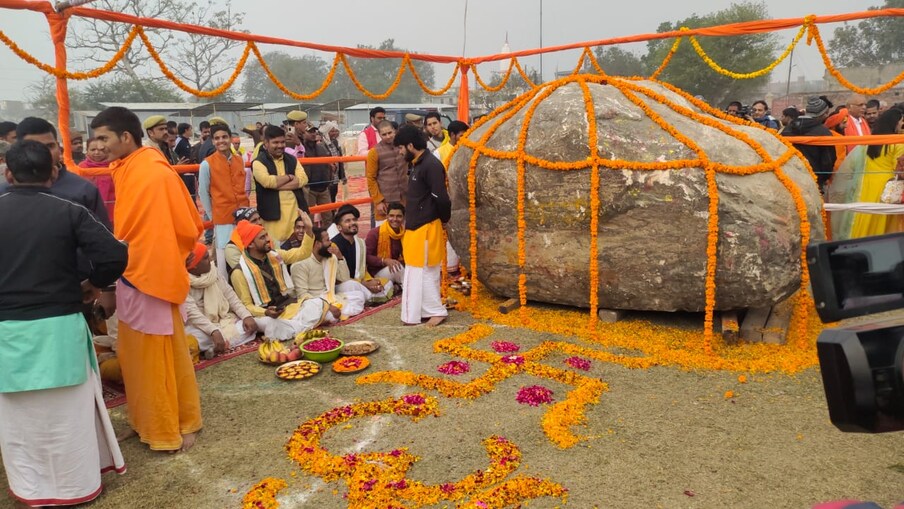शाळीग्राम शिळांबाबत अशी मान्यता आहे की, यामध्ये विष्णूचा वास असतो. नारायण रुपात याची पूजाही केली जाते. तसंच यामध्ये विष्णूसह माता लक्ष्मी असल्याचंही मानलं जातं.