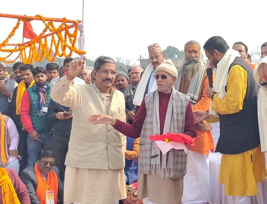 नेपाळमधून अयोध्येत दोन शिळा आणण्यात आल्या आहेत. मोठ्या शिळेतून प्रभू श्रीरामांची मूर्ती तयार करण्यात येणार अस्लयाचं म्हटलं जातंय. त्यामुळे या शिळेची भक्तांकडून राम लल्ला म्हणून पुजाही केली जात आहे.
