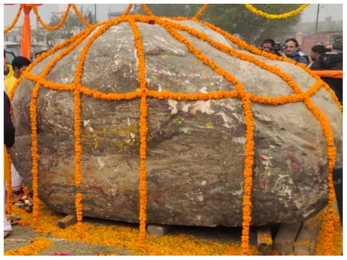 लहान शिळाही आणण्यात आली असून त्यातून माता जानकी किंवा प्रभू लक्ष्मण यांच्या मूर्ती तयार केल्या जाणार असल्याचं सांगण्यात येतंय.