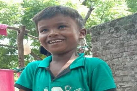 युवराज श्रीमंत मोरे (वय 10) याचे आईवडील ऊसतोड मजूर आहेत. त्यामुळे युवराज आजोळी हिंगणी (खु) येथील विश्वनाथ काशिनाथ उजगरे यांच्याकडे आला होता.