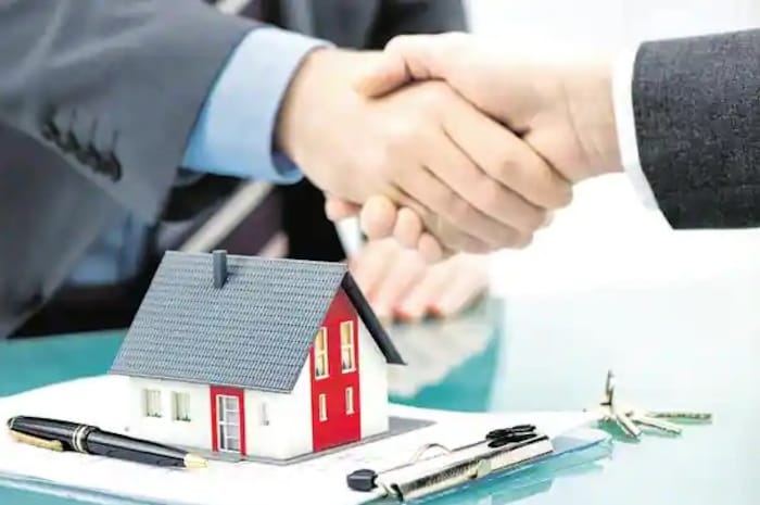 Bankbazaar.com नुसार, GIC हाउसिंग फायनान्स सध्या होम लोनवर सर्वात कमी 8.10 टक्के व्याजदर आकारत आहे. 75 लाख रुपयांच्या होम लोनवर 20 वर्षांच्या कालावधीसह EMI 63,201 रुपये असेल.