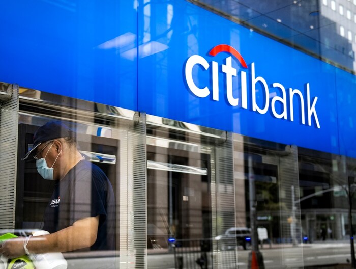 Citi Bank : प्रायव्हेट सेक्टरमधील आणखी एक बँक ग्राहकांना 8.27% दराने FD वर व्याज दर देतेय. या व्याजाचा लाभ घेण्यासाठी 35 महिन्यांपर्यंतची एफडी बँकेत करावी लागेल. हे दर 13 फेब्रुवारी 2023 पासून लागू झाले आहेत.