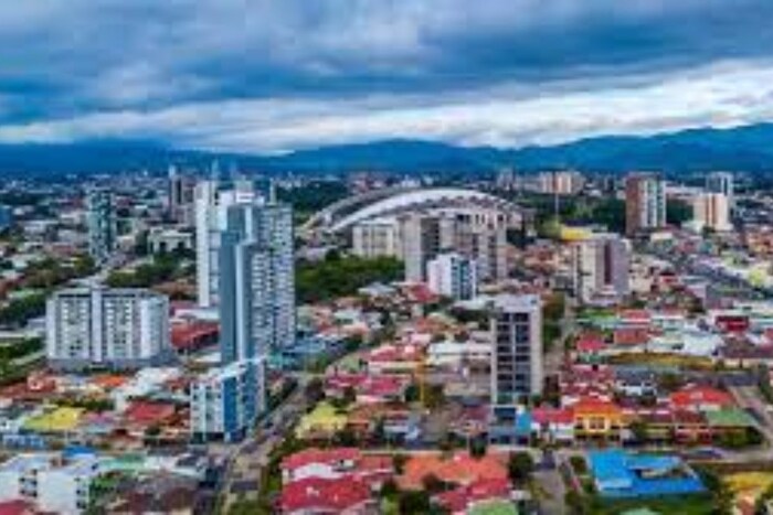 तिसरा देश आहे कोस्टा रिका  (Costa Rica) आहे. या देशाला 'मध्य अमेरिकेचे स्वित्झर्लंड' असेही म्हणतात. 1948 मध्ये येथे भीषण गृहयुद्ध सुरू झाल्यामुळे या देशाने आपले सैन्य संपवलं होतं. आता सध्याचे पोलीसच या देशाचे रक्षण करतात.