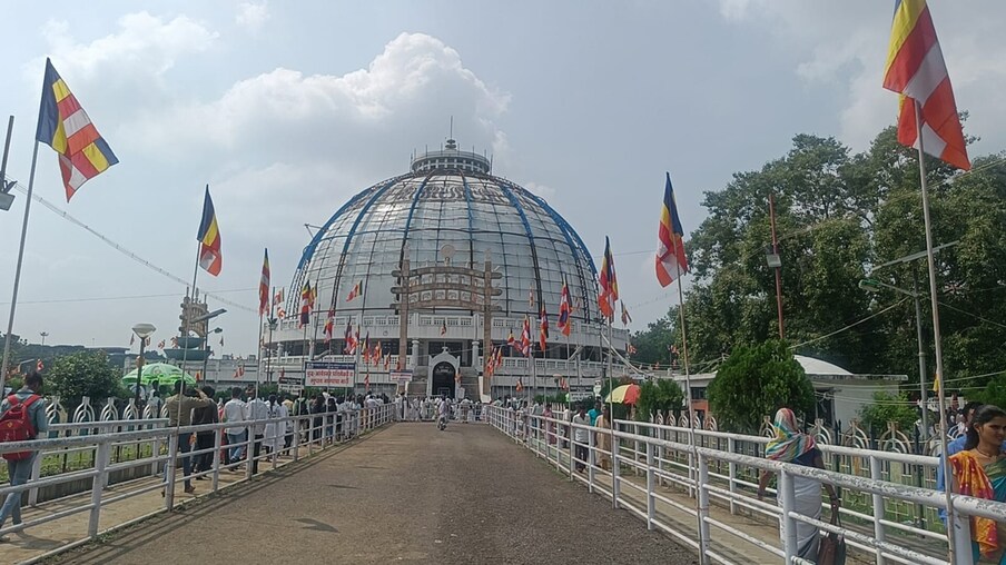 जगभरातील बौद्धधर्मीय आणि लक्षावधी आंबेडकर अनुयायांचे आदरांचे स्थान असलेल्या नागपूरतील दीक्षाभूमी हे एक पवित्र स्थान आहे. येथील भव्य स्तूप विशेष आकर्षणाचं केंद्र आहे.