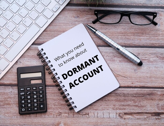 Dormant Account अकाउंट म्हणजे काय?: डॉर्मंट अकाऊंटमधून पैसे काढण्याच्या पद्धती जाणून घेण्यापूर्वी, ही खाती कोणती आहेत हे जाणून घेणे महत्त्वाचे आहे. डोरमेंट अकाउंट सामान्यतः निष्क्रिय खाते म्हणून ओळखले जाते. जेव्हा दोन वर्षे किंवा अधिक दिवस कोणत्याही खात्यातून कोणताही व्यवहार होत नाही, तेव्हा बँक या खात्यांना वेगळ्या श्रेणीत ठेवते आणि नंतर त्यात जमा केलेले पैसे काढणे कठीण होते. या खात्यांमधून पैसे काढण्यासाठी, काही सोप्या स्टेप्स फॉलो कराव्या लागतील, जेणेकरून तुम्ही क्लेम करू शकाल.