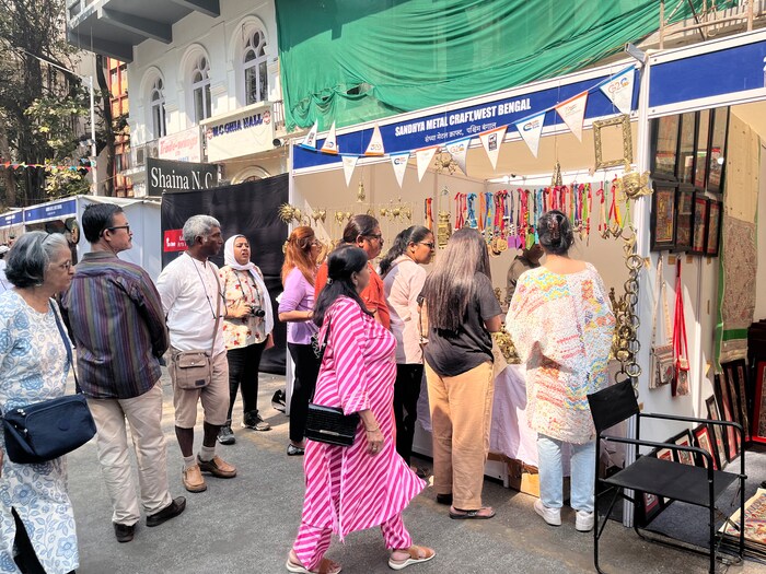 मुंबईकर या फेस्टिव्हलमध्ये वेगवेगळ्या कलाकृती पाहण्याबरोबरच त्या खरेदी करण्यासाठी देखील गर्दी करतात. 