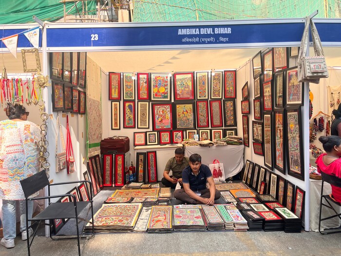 देशभरातील कारागीर या फेस्टिव्हलमध्ये आपल्या कलेचं प्रदर्शन करण्यासाठी तसंच कलाकृतींची विक्री करण्यासाठी येतात. 