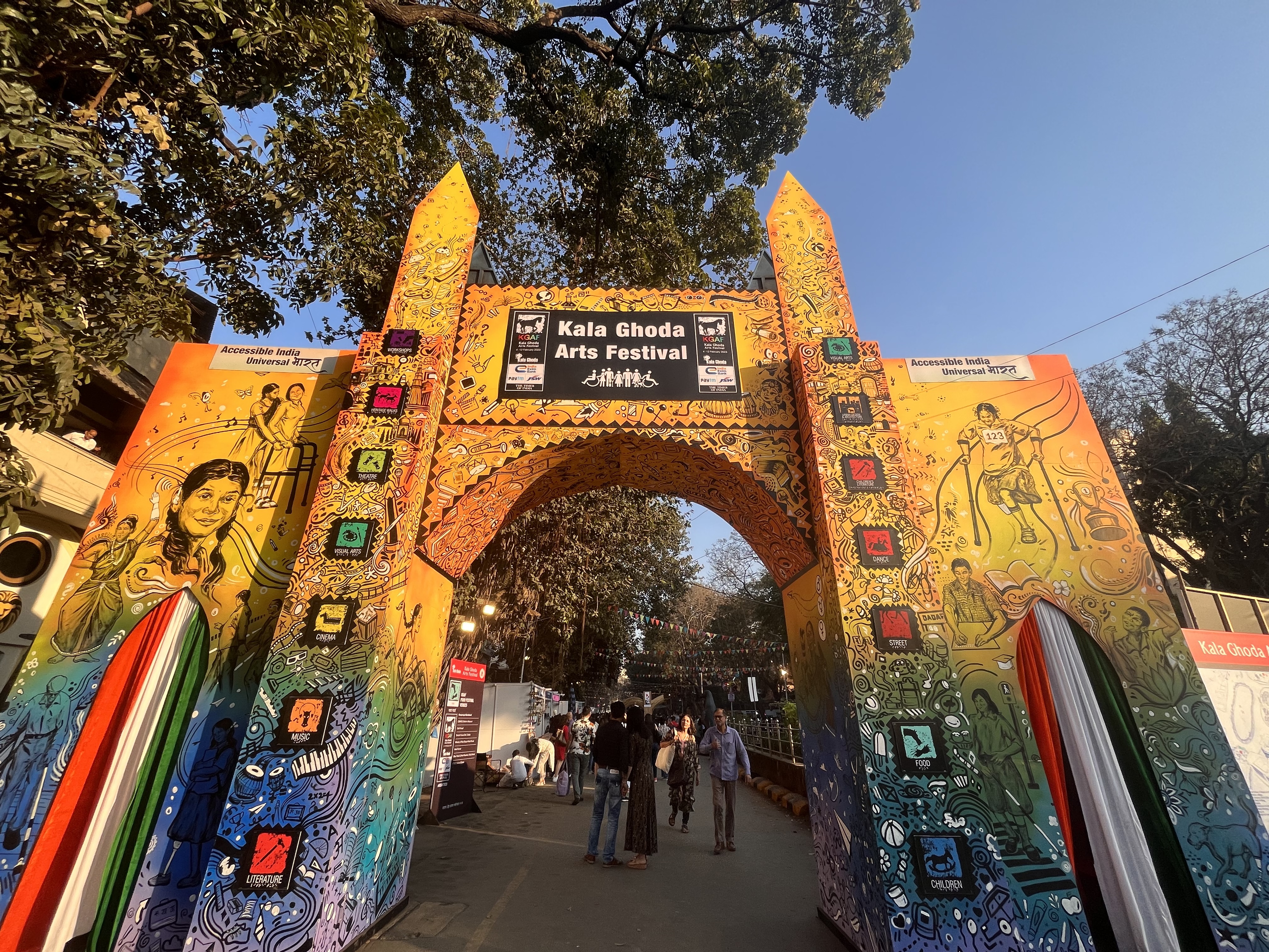 मुंबईतील सर्वात मोठा सांस्कृतिक स्ट्रीट फेस्टिव्हल म्हणून ओळख असलेल्या काळा घोडा आर्ट फेस्टिव्हलला सुरुवात झाली आहे. 