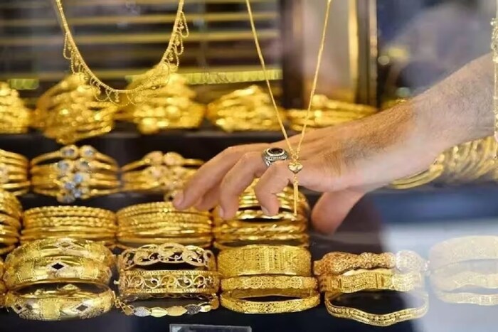  सोन्याची बाजारपेठ चांगलीच प्रसिद्ध आहे. इथं वेगवेगळ्या प्रकारचे दागिने मिळतात. ते खरेदी करण्यासाठी इथं ग्राहकांची नेहमी गर्दी असते.