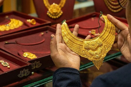 आजच्या सोन्या चांदीच्या किंमती किती?