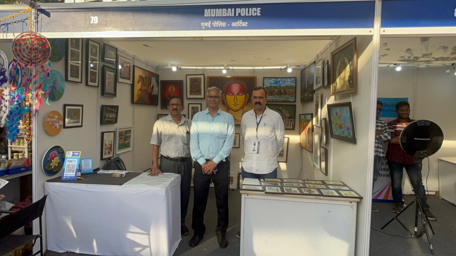 मुंबई पोलिसांनीही चित्रकलेचा विशेष स्टॉल इथं लावलाय. हा स्टॉलही सर्वांचं लक्ष वेधून घेत आहे.