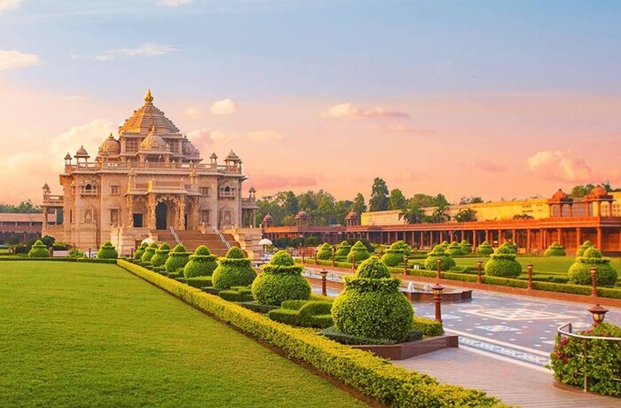  या टूर पॅकेजमध्ये प्रवाशांच्या जेवणाची आणि निवासाची व्यवस्था आयआरसीटीसीकडून केली जाणार आहे. प्रवाशांना एसी हॉटेल्समध्ये राहण्याची व्यवस्था केली जाईल. प्रवाशांना बसेसमधून प्रेक्षणीय स्थळी नेले जाईल आणि गाइडची व्यवस्था केली जाईल. यासोबतच या टूर पॅकेजमध्ये ट्रॅव्हल इन्शुरन्सची सुविधाही देण्यात आली आहे.