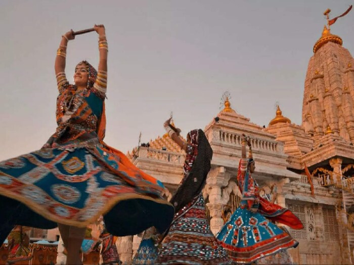 या टूर पॅकेजमध्ये IRCTC ने EMI मध्ये पेमेंट करण्याचा पर्याय देखील दिलाय. ज्यासाठी पेमेंट गेटवेसोबत करार करण्यात आलाय. या टूर पॅकेजमध्ये प्रवासी चंपानेर, सोमनाथ, स्टॅच्यू ऑफ युनिटी, द्वारका, अहमदाबाद, नागेश्वर, बेट द्वारका, मोढेरा आणि पाटणला भेट देणार आहेत. नागेश्वर ज्योतिर्लिंग, सोमनाथ ज्योतिर्लिंग, द्वारकाधीश मंदिर आणि बीट द्वारकालाही भेट देतील. 