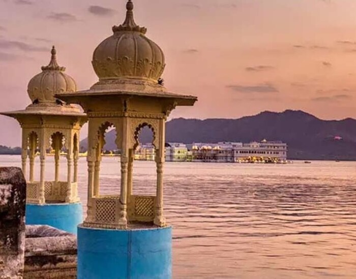 उदयपूरला जगभरातून पर्यटक येतात. इथले तलाव पाहतात. हे शहर राजस्थानमधील सर्वात सुंदर शहरांपैकी एक आहे. उदयपूर हे एक रोमँटिक पर्यटन स्थळ देखील मानले जाते. फेब्रुवारी हा प्रेमाचा महिना आहे आणि या महिन्यात तुम्ही IRCTC टूर पॅकेजद्वारे या शहराला भेट देऊ शकता.